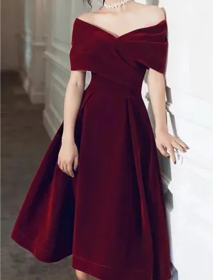 A-Line Cocktail Black Dress 1950s Dress Fall Wedding Guest Dress Knee Length Short Sleeve Off Shoulder Velvet with Pleats Pure Color